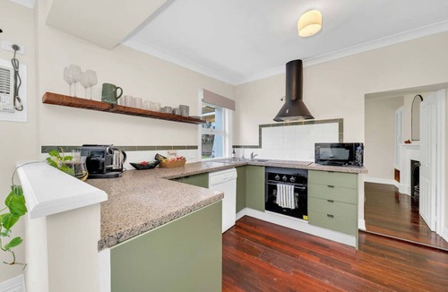 Gawler South House | [Sleeps 7] Bassett Cottage: 3BR, close to city train/shops/meals