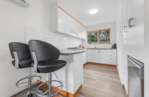 Echuca House | Sleepy Shackell - Sleeps 10, 12pm checkout