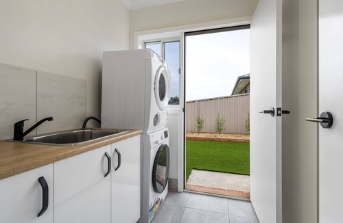 Thurgoona House | Smiggins Stays - Spacious and Stylish
