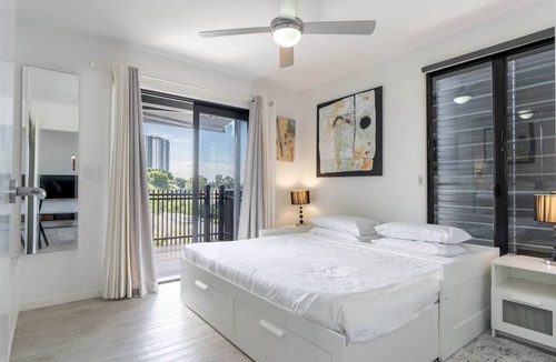 Fortitude Valley Apartment | Sophisticated 2-Bed Home With Alfresco Dining