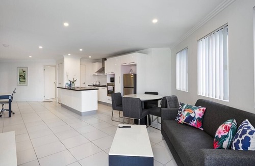Southport Apartment | Southport Heart 2BR | Walk to Broadwater Park