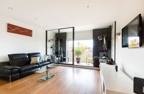 St Kilda Apartment | Southside St Kilda with Balcony and Parking