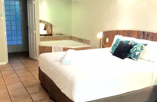 Mission Beach Cabin | Spa Room for Couples' Holiday near Mission Beach, Queensland