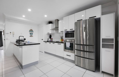 Southport Apartment | Spacious 2-Bed Stay on Marine Parade