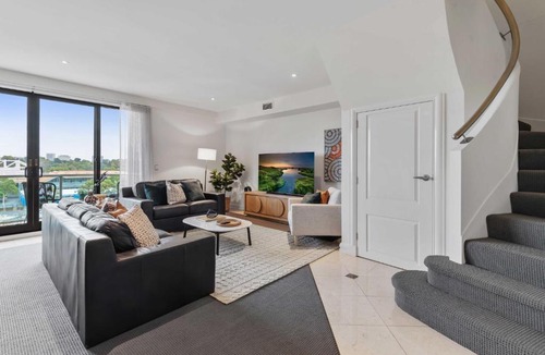 East Melbourne Apartment | Spacious 3-Bed Apartment by the MCG
