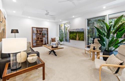 Alexandra Headland House | Spacious 3-Bed Home with Patio Near Beach