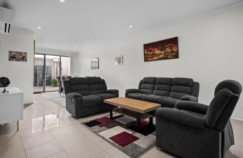 Coburg Apartment | Spacious 3-Bed Townhouse in Coburg