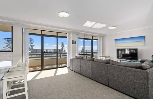 Port Macquarie Apartment | Spacious 3 Bedroom Renovated Unit With Wonderful Ocean Views