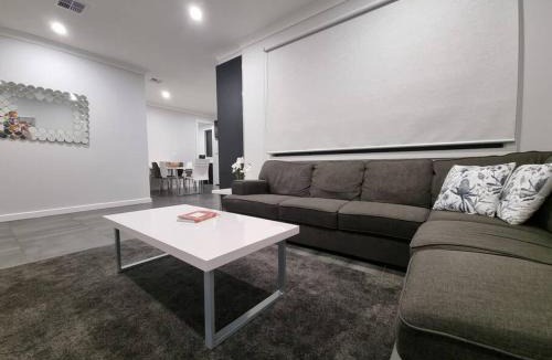 St. Kilda East Apartment | Spacious 3 Bedroom Modern Apartment - St Kilda East