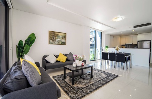 Mascot Apartment | Spacious 3BR, 10 mins to CBD, 5 mins to Airport