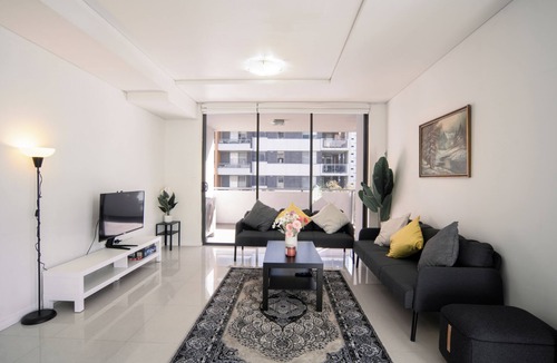 Mascot Apartment | Spacious 3BR, 10 mins to CBD, 5 mins to Airport