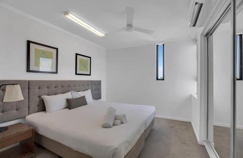 Mackay Apartment | Spacious 3BR 2-Key Apartment - Pool Gym & Parking