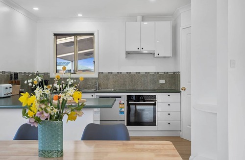 Sorell House | Spacious 3BR Family Home Near Hobart Airport & East Coast