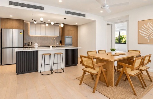 Carrara Apartment | Spacious 3BR | Pool & Parking near Broadbeach