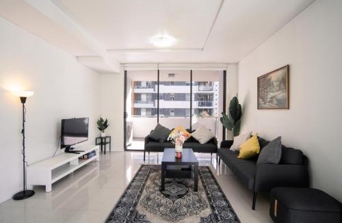 Mascot Apartment | Spacious 3BR, Walk to Train, 2 Free Parking