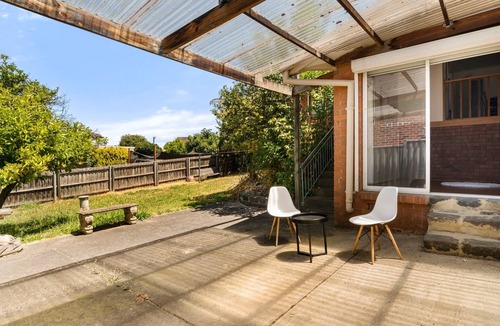Doncaster East House | Spacious 4-Bed House with Garden in Doncaster