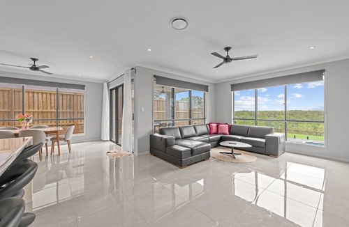 Griffin House | Spacious 4 Bed Home with Pool & Garden