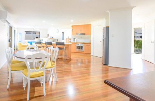 Evans Head House | Spacious 4BR family home with ensuite, air-con, kids’ toys, Weber BBQ patio,