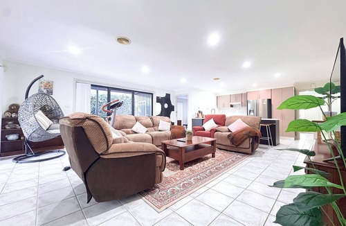 Gungahlin House | Spacious 4BR Family Retreat with Cozy Lounge