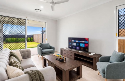 Pallara House | Spacious 4BR Family Home Central AirCon Retreat