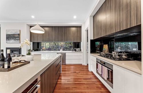 Doncaster House | Spacious 4BR Home Steps to Buses Westfield Doncaster