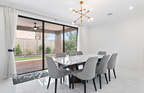 Point Cook House | Spacious 5-Bed Home in Peaceful Point Cook