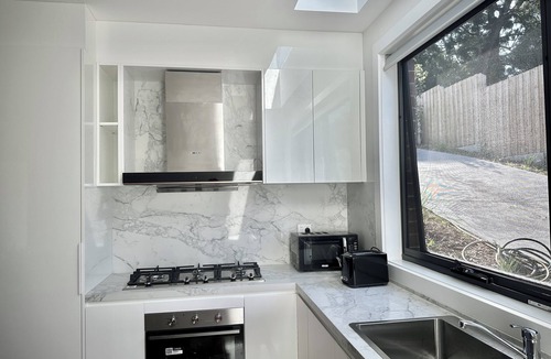 Box Hill South House | Spacious 5 Bedroom Stay by Golf Course