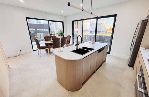 Bexley House | Spacious 5BR Home, Private Pool Near Syd Airport