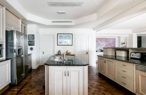 Newport House | Spacious 6-bedroom house in lovely Newport with pool and waterfront.