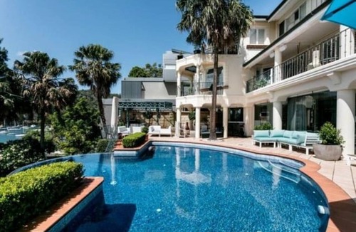 Newport House | Spacious 6-bedroom house in lovely Newport with pool and waterfront.