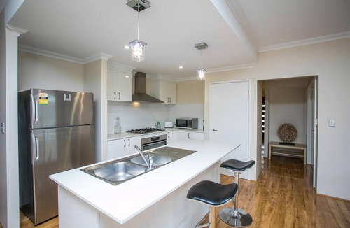 Alkimos House | Spacious Alkimos House, 4 Bedrooms, Private Entrance, Ocean Proximity