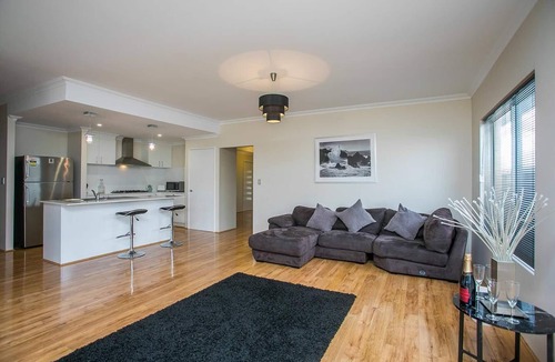 Alkimos House | Spacious Alkimos House, 4 Bedrooms, Private Entrance, Ocean Proximity