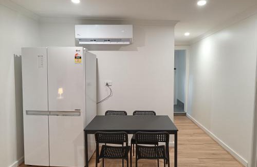 St. Albans House | Spacious and Comfortable Queen Room - Train Station - SA4