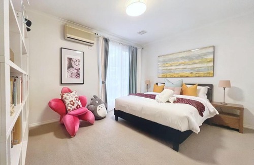 Doncaster House | Spacious and Elegant house with study room in Doncaster