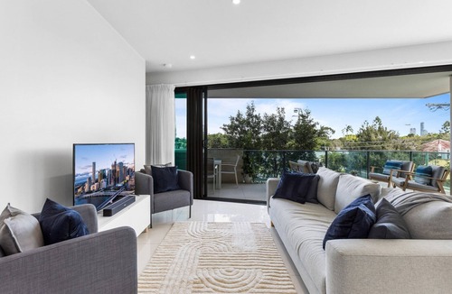 Bulimba Apartment | Spacious and Superb 3-Bed Apartment