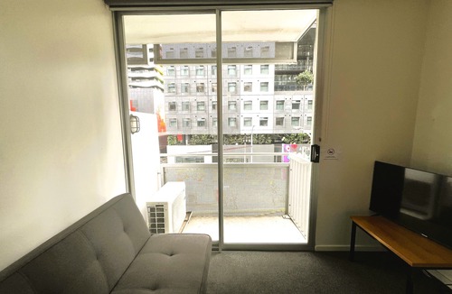 Carlton South Apartment | Spacious CBD Studio for 4 | Free Wi-Fi