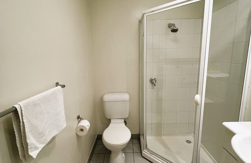 Carlton South Apartment | Spacious CBD Studio for 4 | Free Wi-Fi