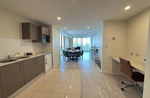 Mascot Apartment | Spacious City View 3BR Loft Apartment | Parking*2