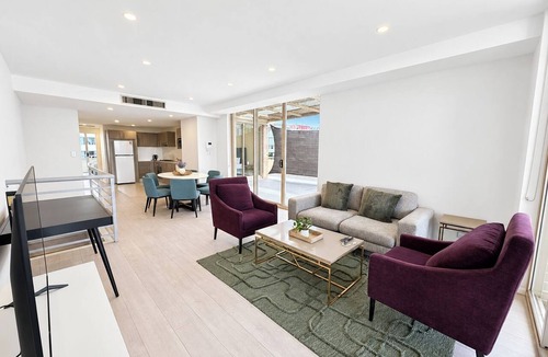 Mascot Apartment | Spacious City View 3BR Loft Apartment | Parking*2