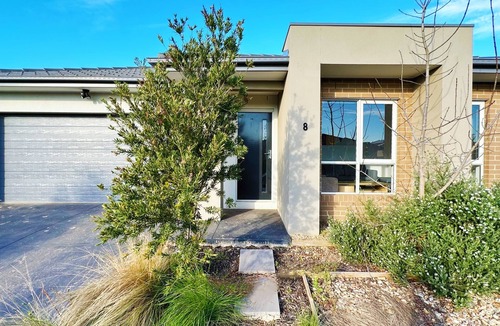 Truganina House | Spacious Comfy New: 7 beds 4 Rooms Easy Shopping