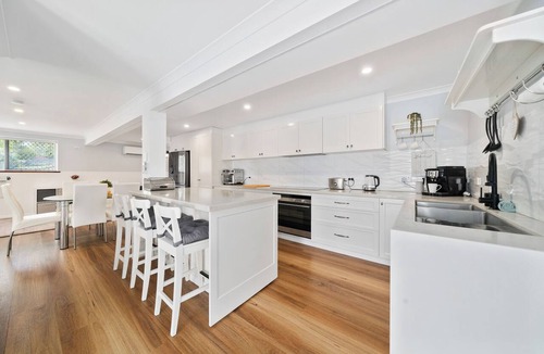 Shailer Park House | Spacious Home, Pool, Sauna fits 10ppl