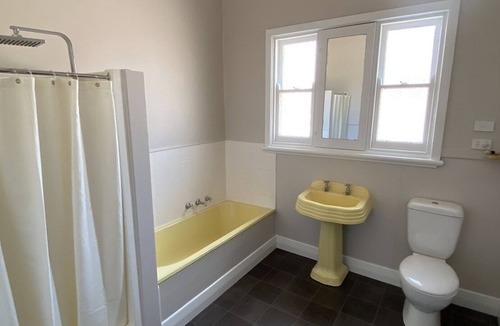 Flora Hill House | Spacious House, 5 bedrooms, plus study and large backyard