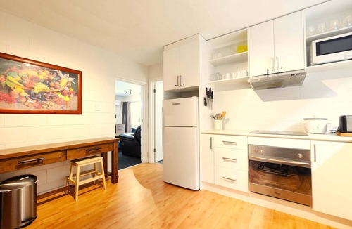 Highett House | Spacious King Room 8 w/Full Kitchen & Free Parking