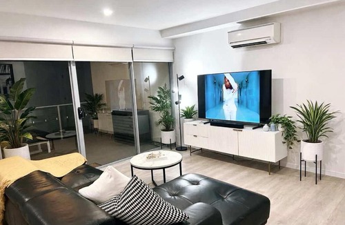 Morningside Apartment | Spacious & Modern Apt Close to City & Airport