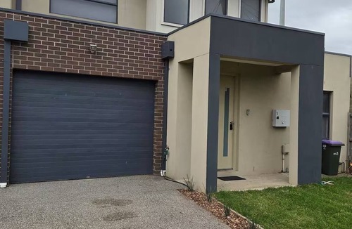 Altona Meadows House | Spacious n comfortable modern family home near Train Station with free wifi
