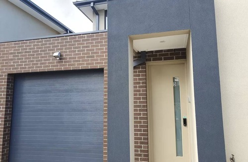 Altona Meadows House | Spacious n comfortable modern family home near Train Station with free wifi