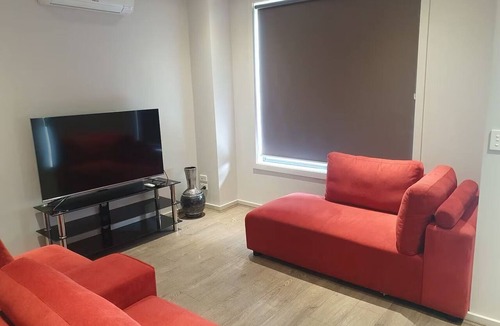 Altona Meadows House | Spacious n comfortable modern family home near Train Station with free wifi