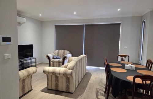 Altona Meadows Apartment | Spacious n comfortable modern family home near Train Station with free wifi u1