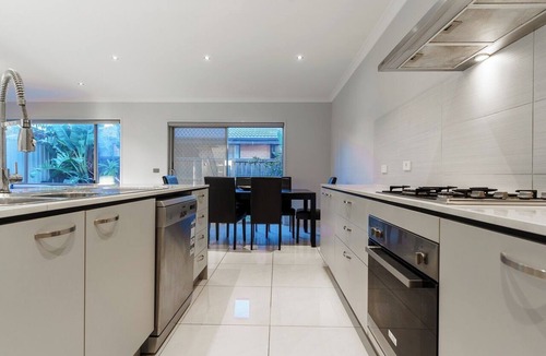 Point Cook House | Spacious Point Cook Retreat w/Free Parking