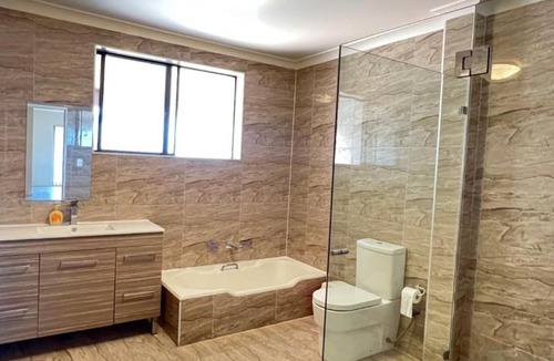 Croydon House | Spacious Queen Room - Easy City Access - CP9